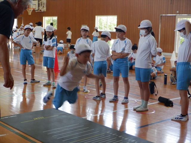 体育館では、立ち幅跳びに挑戦