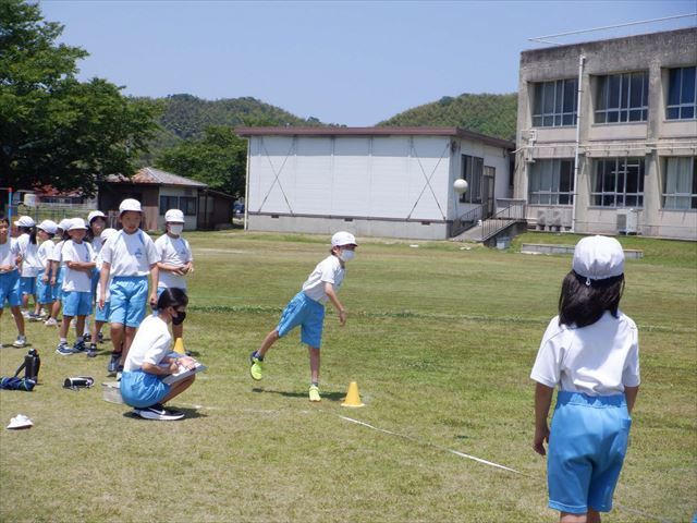 校庭でソフトボール投げに挑戦。