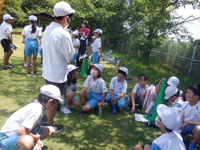 走った後はなかよし班（縦割り班）ごとに振り返り。