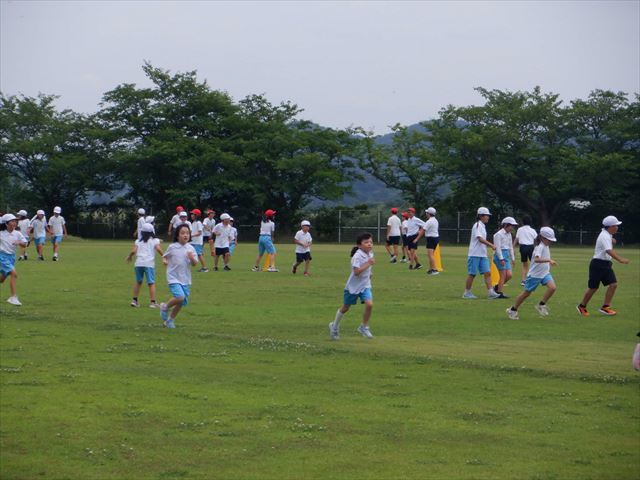 鬼ごっこを楽しむ子ども達