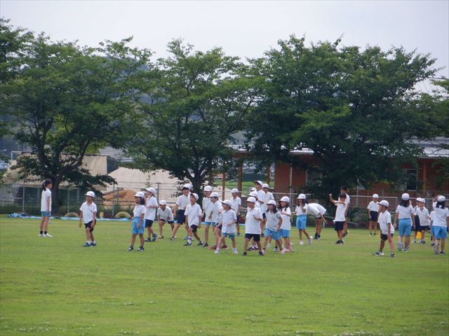 校庭で行うだるまさんが転んだ。迫力があります。