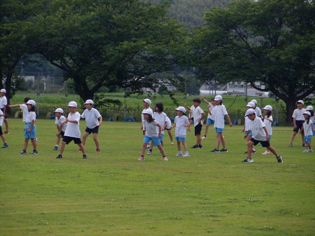 だるまさんが転んだ、一人一人のポーズが輝いています