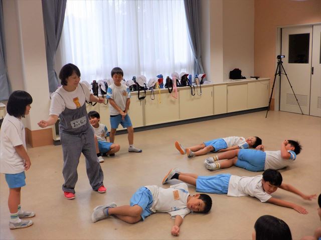 自分でイメージしたことを友達と一緒に心と体で表現する児童２
