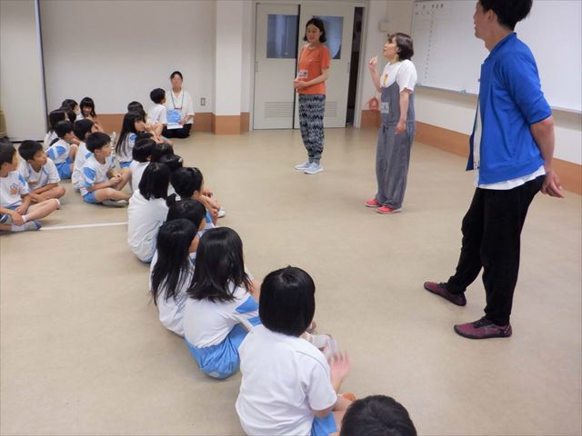 3人の講師の方のお話を聞く児童
