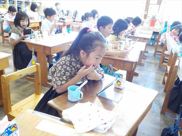 自分の6歳臼歯を鏡を見て確認する1年生