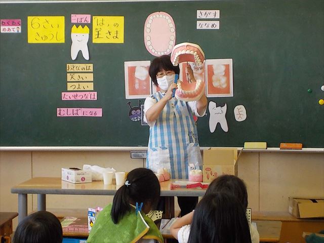歯科衛生士さんのお話を聞きます。
