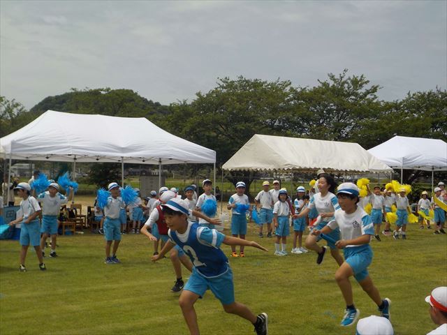 高学年リレーを走る５、6年