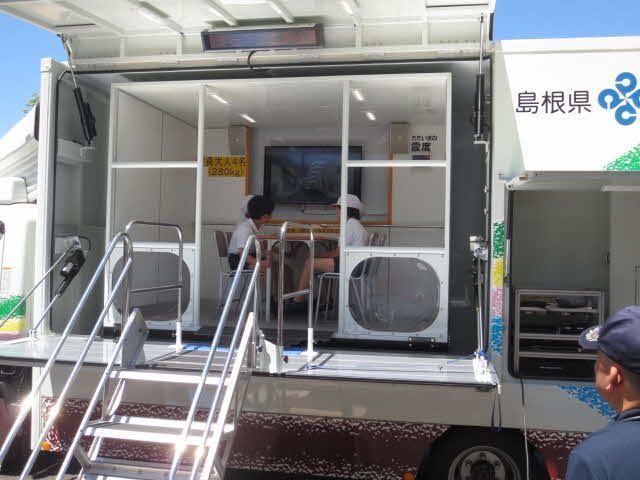 島根県地震体験車に乗る4年生児童