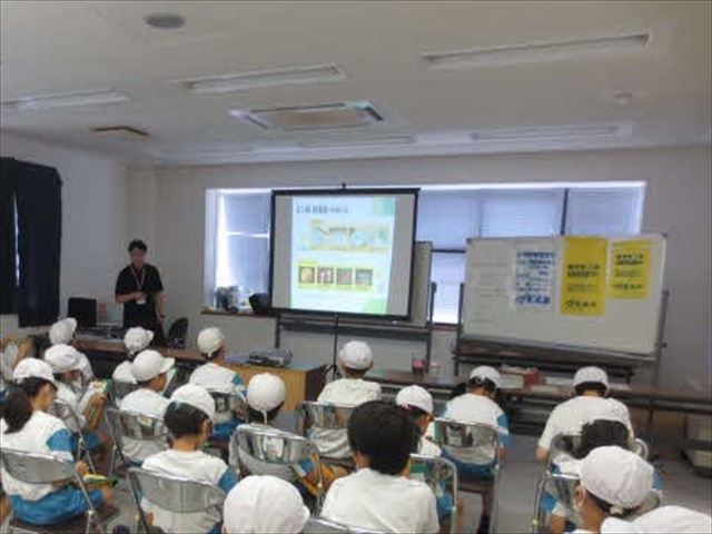 安来市のごみ処理の方法について説明を聞く4年生