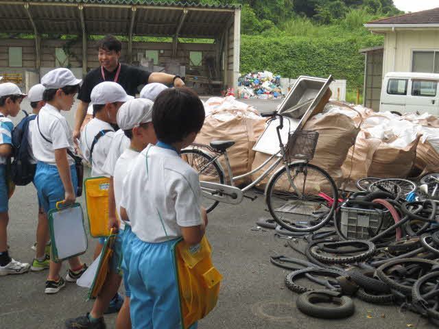 持ち込まれた不用品（自転車）の分別作業