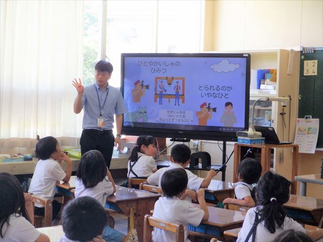 教育委員会の方から大切な約束を聞く1年生