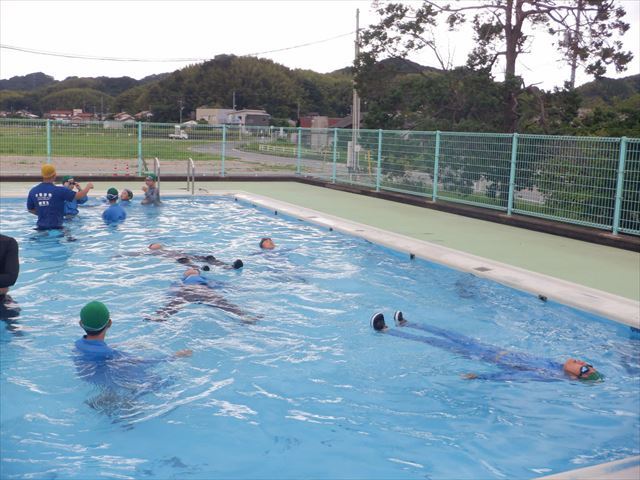 力を抜いて浮く練習をする５、6年生