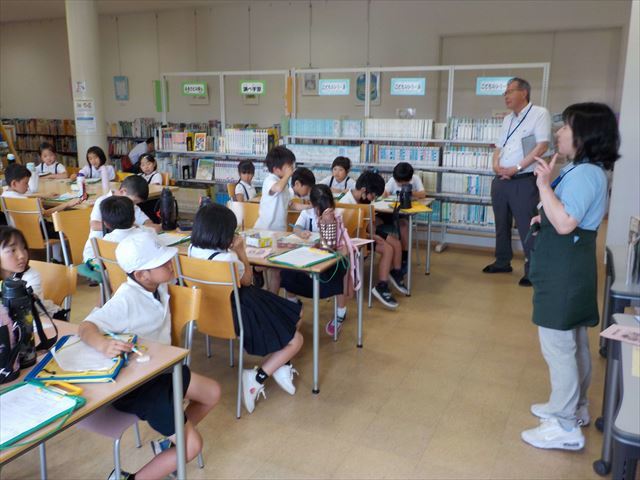 図書館の説目を聞く2年生