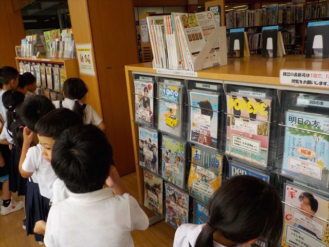 管内の見学をする2年生