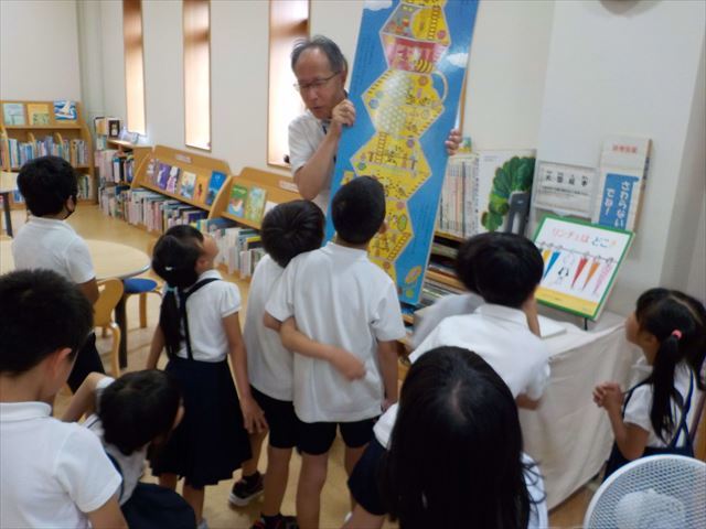 館長さんのお話を聞く2年生