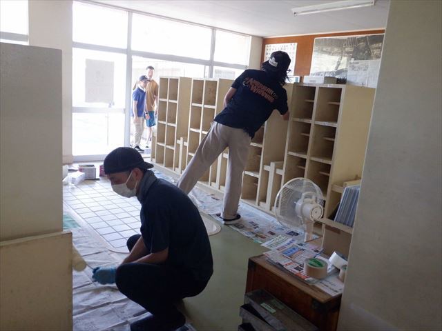 保護者さんによる児童昇降口のペンキ塗り