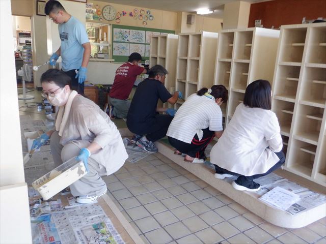 教員もペンキ塗りに挑戦しました
