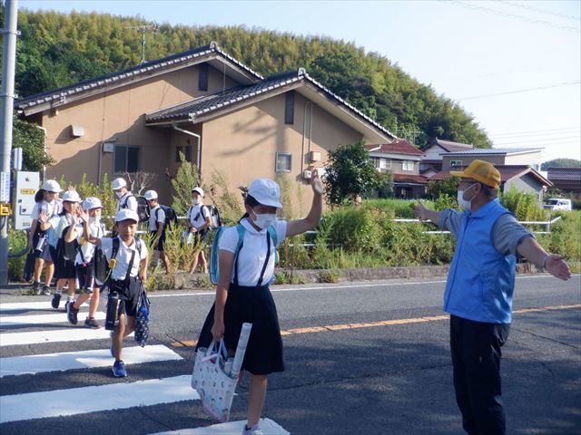 集団登校する徒歩通学児童