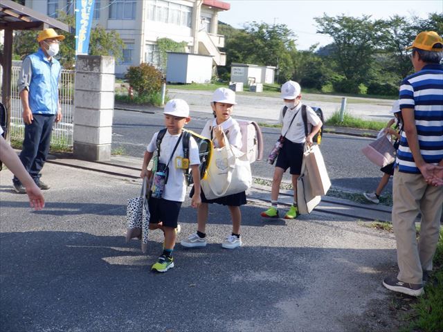 通学バスで登校してきた児童