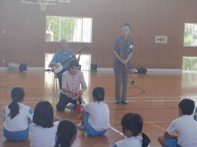 銭太鼓を見入る4年生