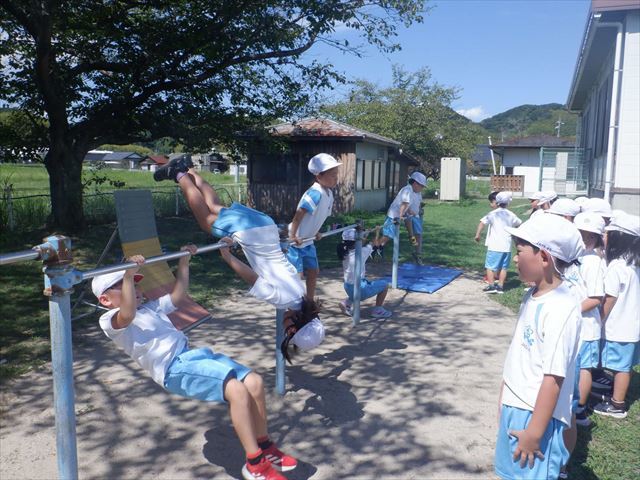 鉄棒遊びをする1年生１
