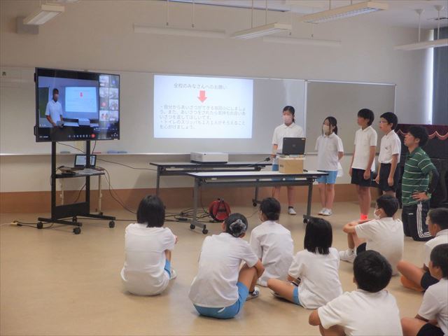 視聴覚室から全校に向けてオンラインで配信する6年生