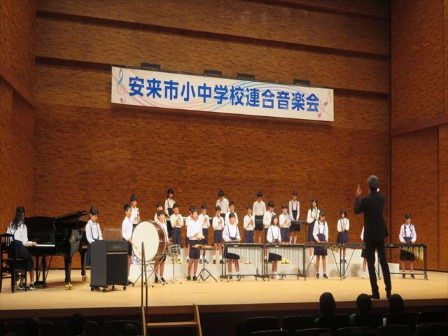 怪物を演奏する5年生