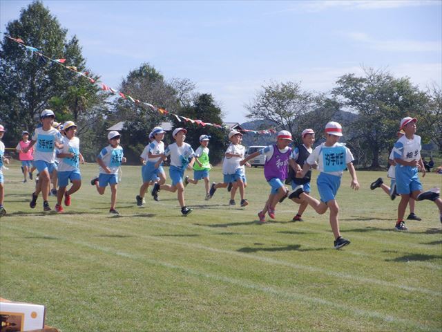 ロードレースで一斉にスタートした児童