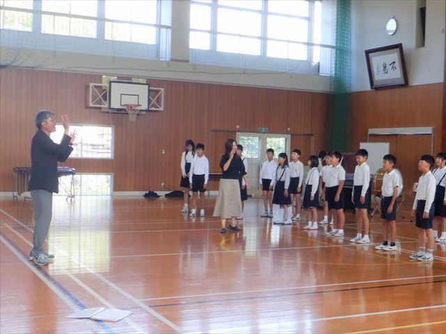 長谷川先生の最後の指導を受ける5年生