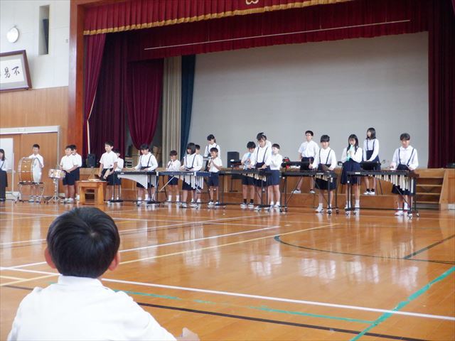 壮行演奏会で合奏を発表する5年生