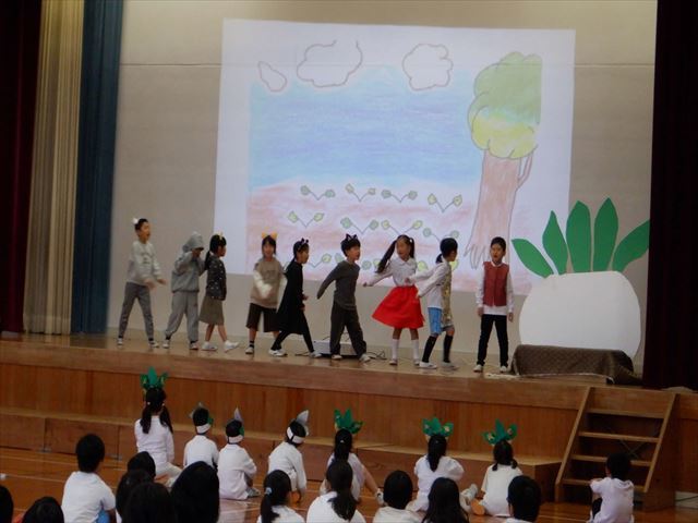 「大きなかぶ」を発表する1年生