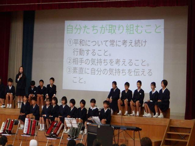 「平和な世界へわたしたちにできること」を発表する6年生