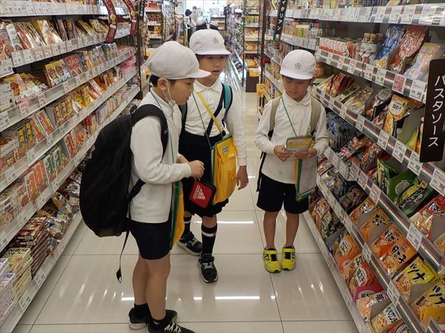 お使いを頼まれたものを購入する3年生