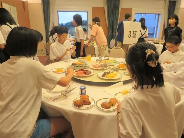 ホテルでの朝食風景