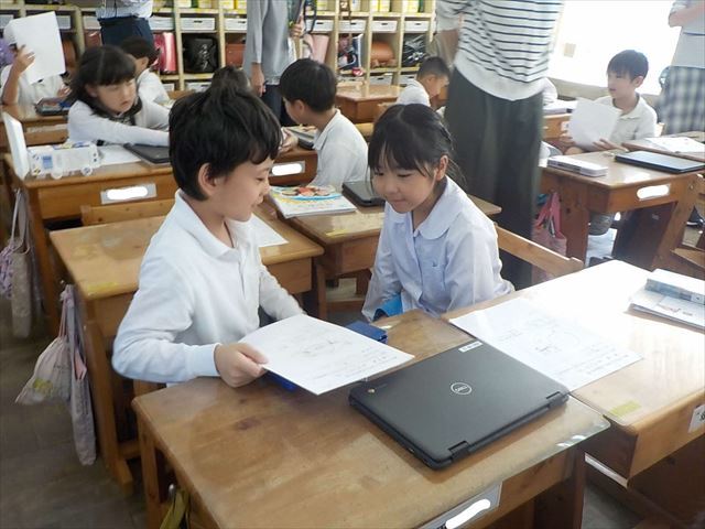 ペアで設計図を発表しあう子ども達