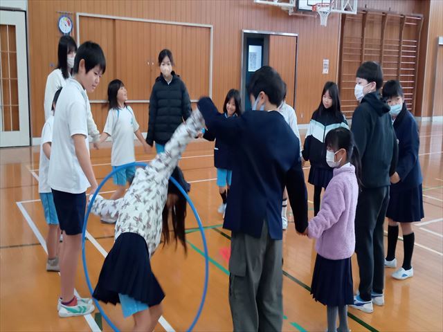 なかよし班ごとにフープ運びにチャレンジ