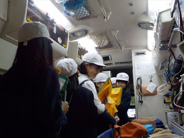 救急車の中を見学