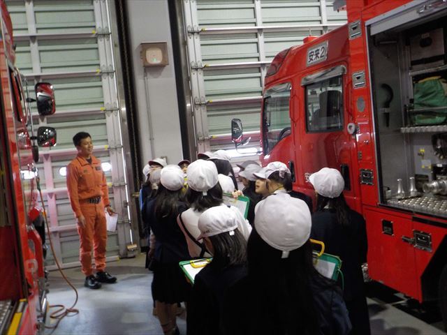 消防車の説明を聞く3年生