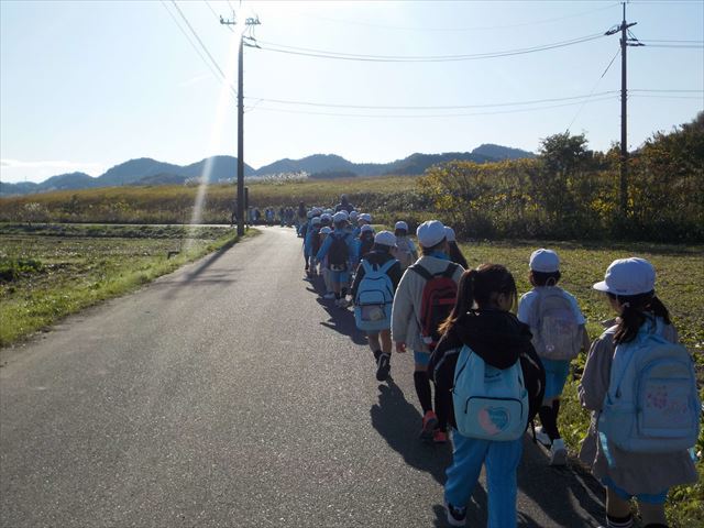 中海ふれあい公園へ向けて歩く1，2年生