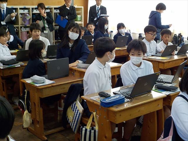 社会科の授業を公開する5年生