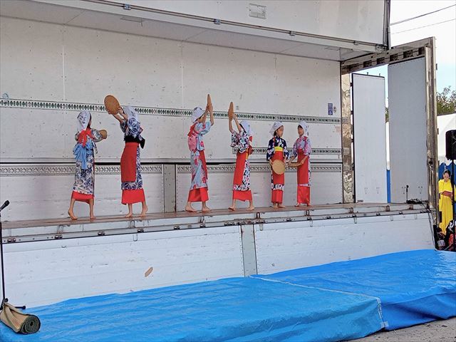女踊りを披露する6名の女子児童