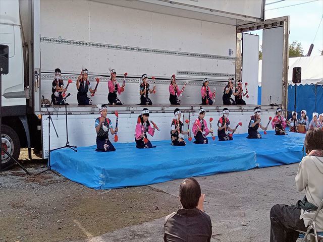 銭太鼓を披露する5年児童