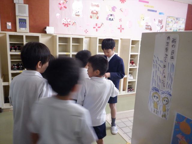 チャレンジカードと交換するために並ぶ児童