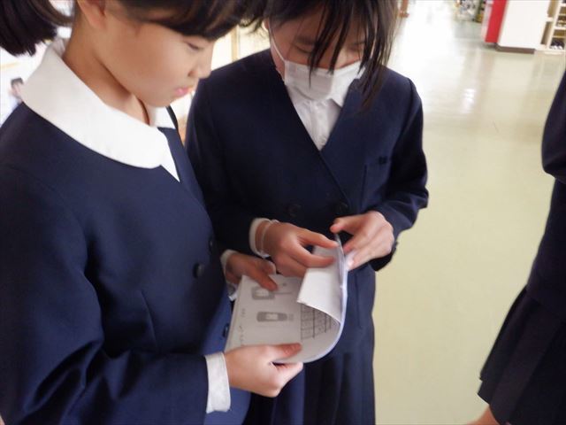引き換えたチャレンジカードを確認する保健委員会児童