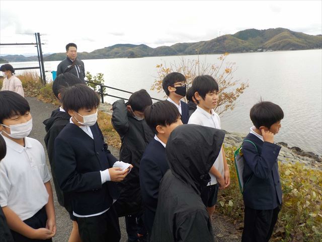 公園から中海の鳥を観察する児童