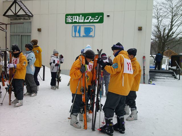 スキーの用具を確認する児童