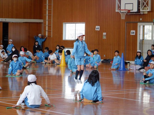 自分の限界まで飛び続ける児童と見守り応援する児童