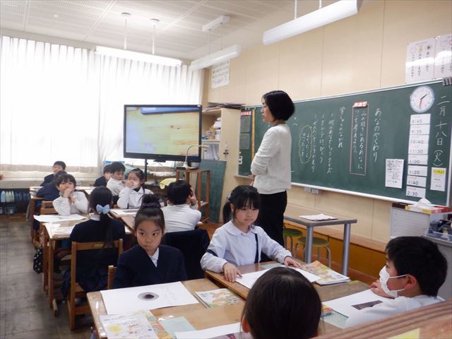 国語「あなのやくわり」の学習に取り組む2年生