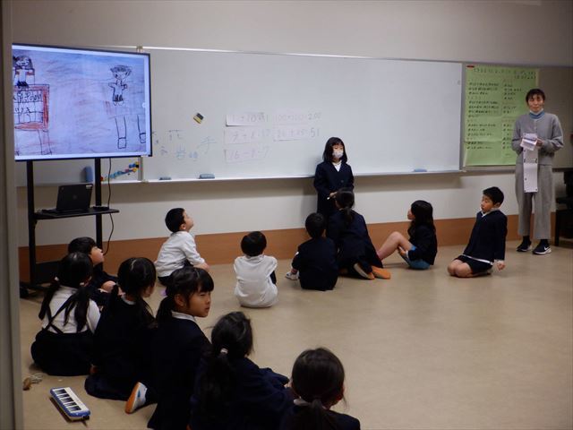 生活「できるようになったこと発表会（計算を披露する1年生）」