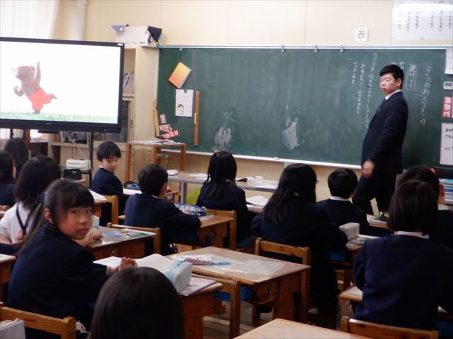 道徳「一冊の贈り物」の学習に取り組む3年生